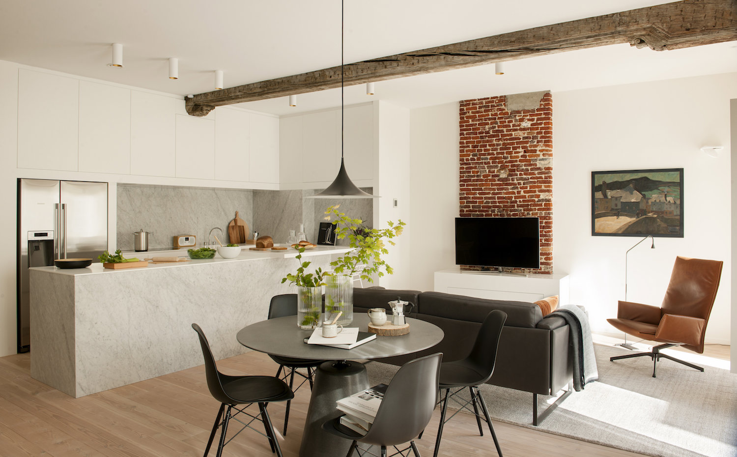 Cocina abierta al salón de estilo industrial moderno.