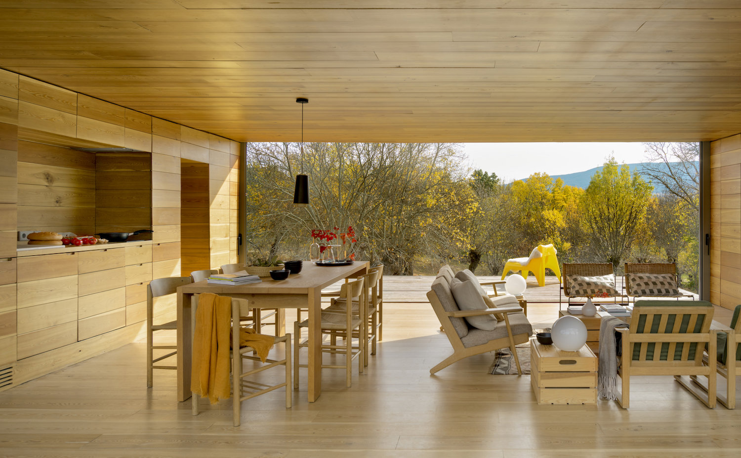 Cocina de madera abierta al comedor y al salón.