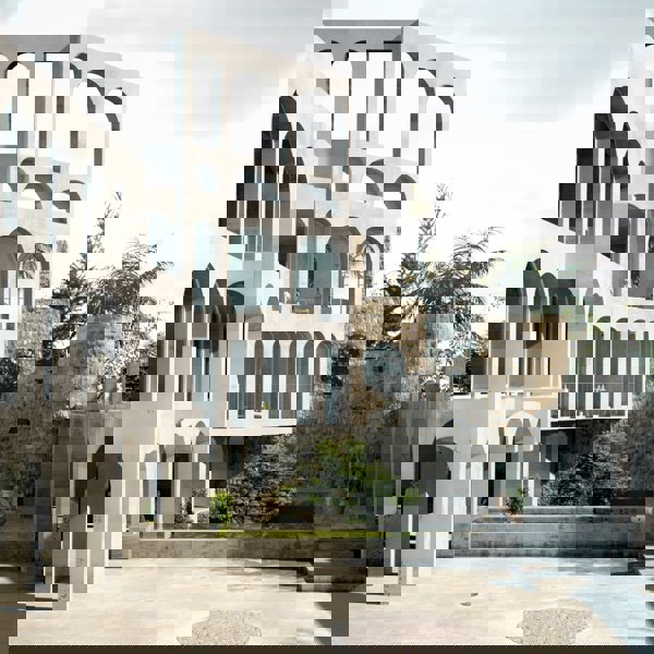 A la venta la ICÓNICA Y LABERÍNTICA casa del escultor Xavier Corberó en Barcelona