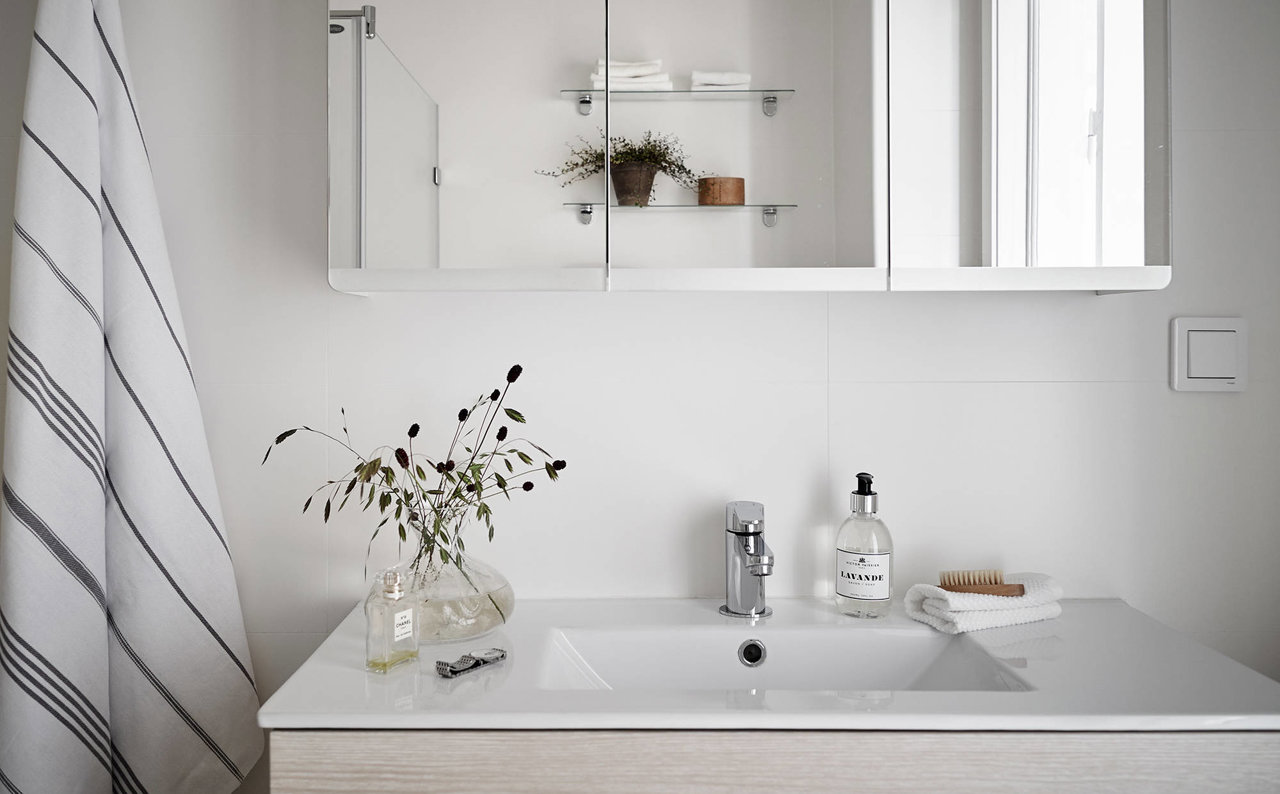 Baño con accesorios jarron con plantas