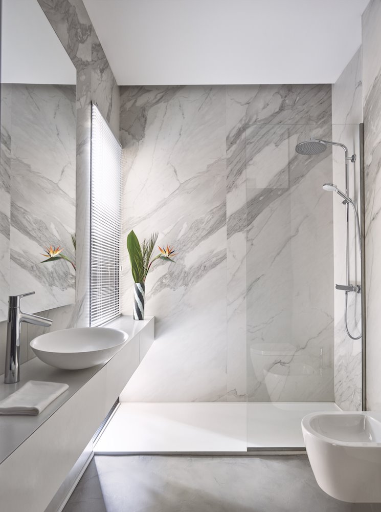 baño moderno de mármol con ducha