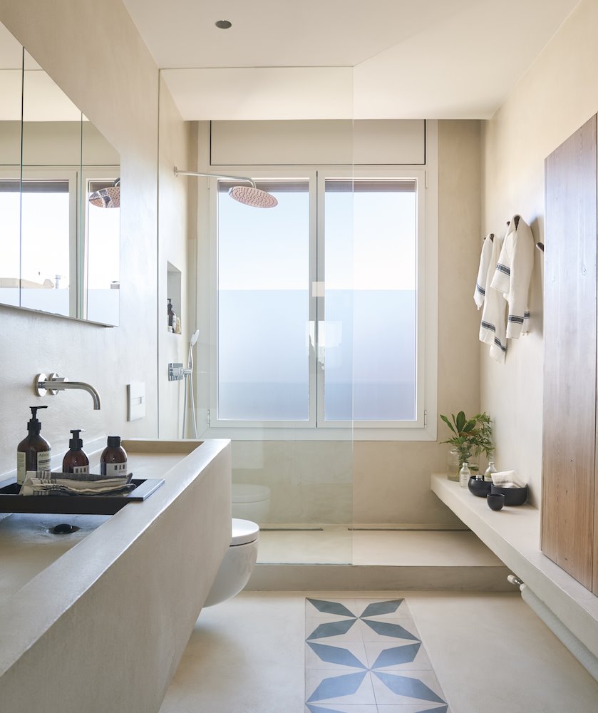 baño moderno en piedra con ducha