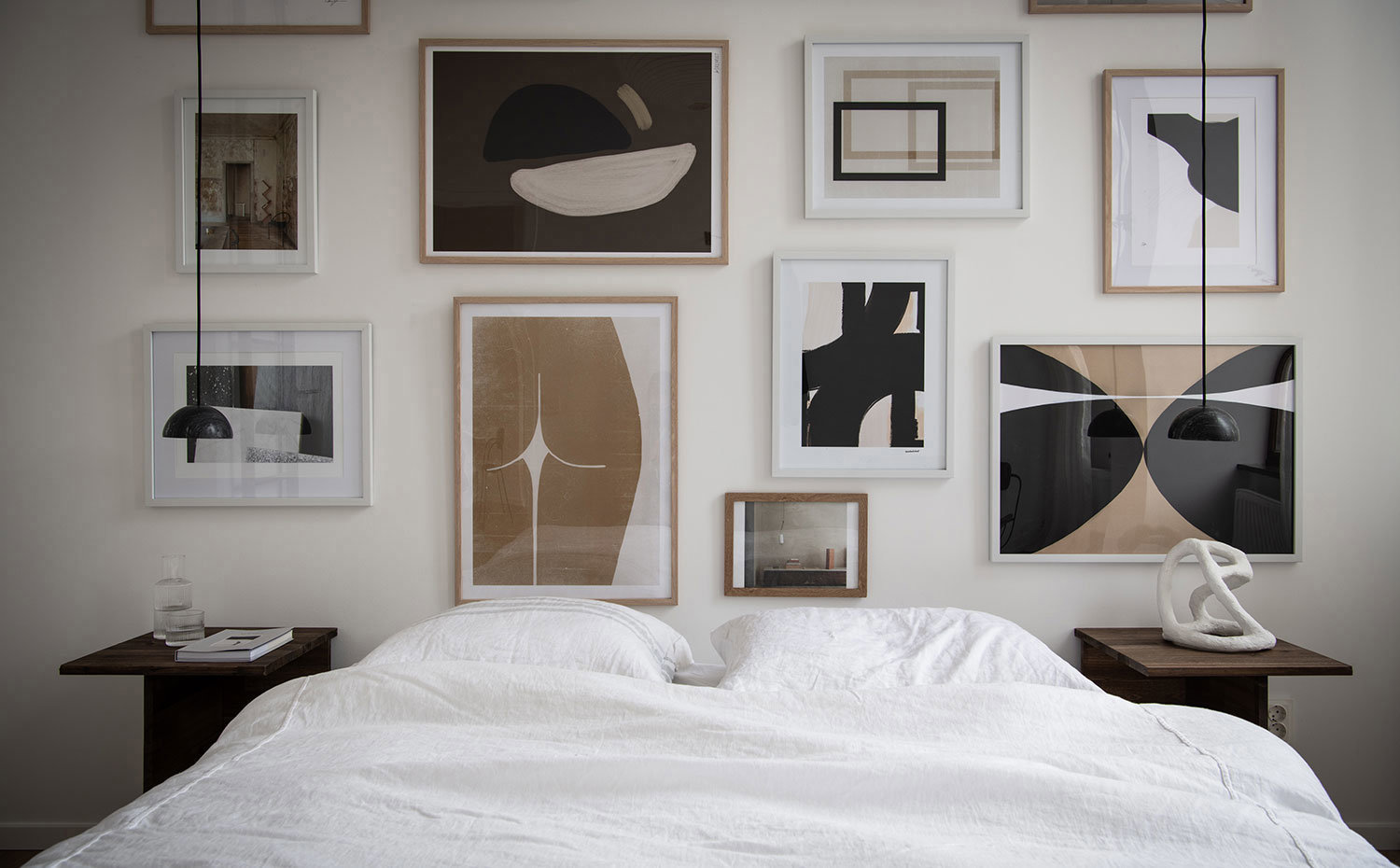 cuadros colgados en la pared de la cama