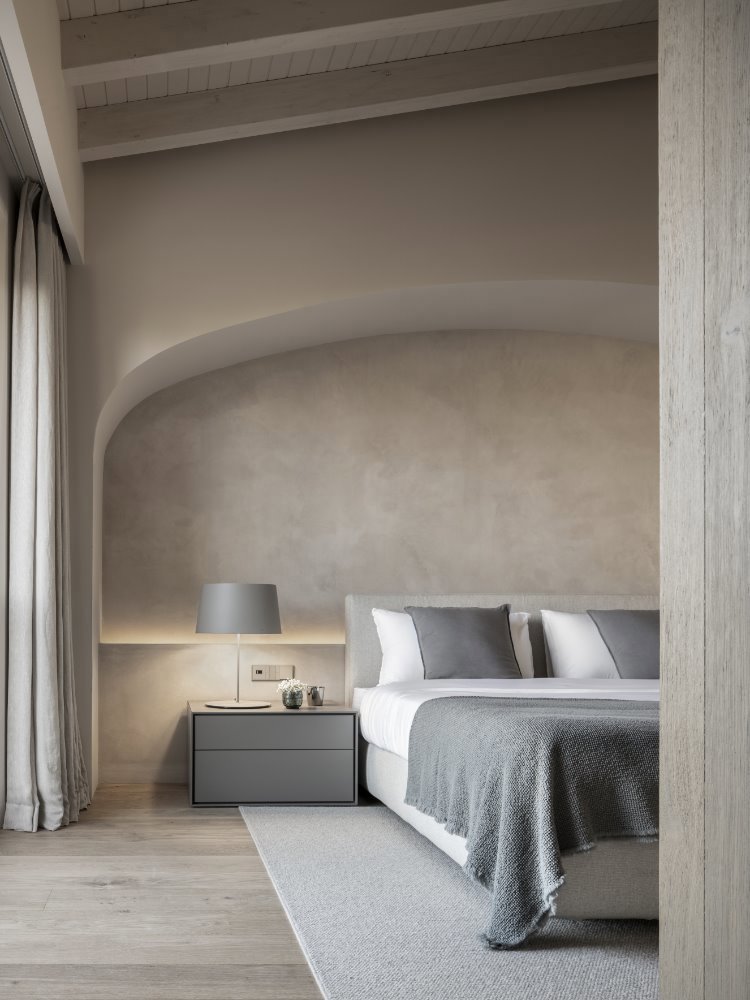 dormitorio claro y textiles blanco y gris