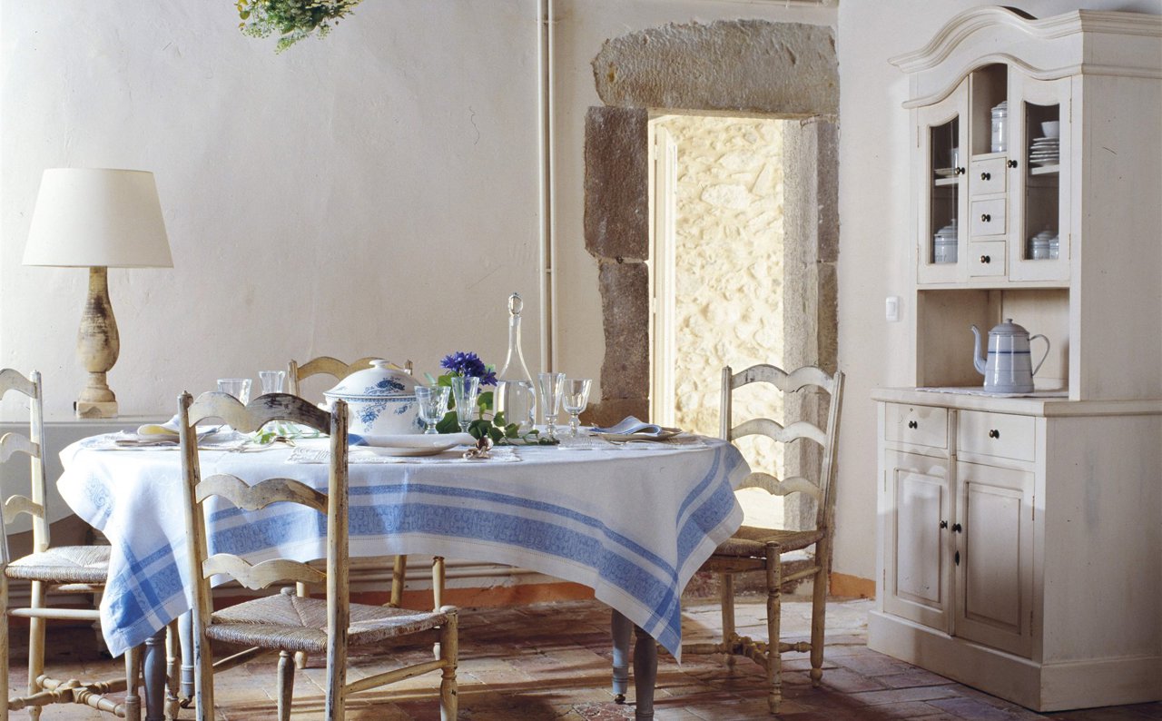 Casa de campo con vigas de madera y comedor de estilo provenzal.