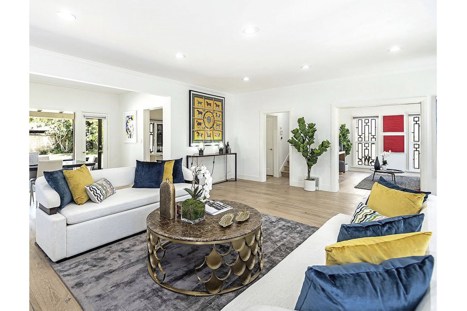 Casa de soltera de Meghan Markle en Los Angeles salon con chimenea y cojines azules y amarillos