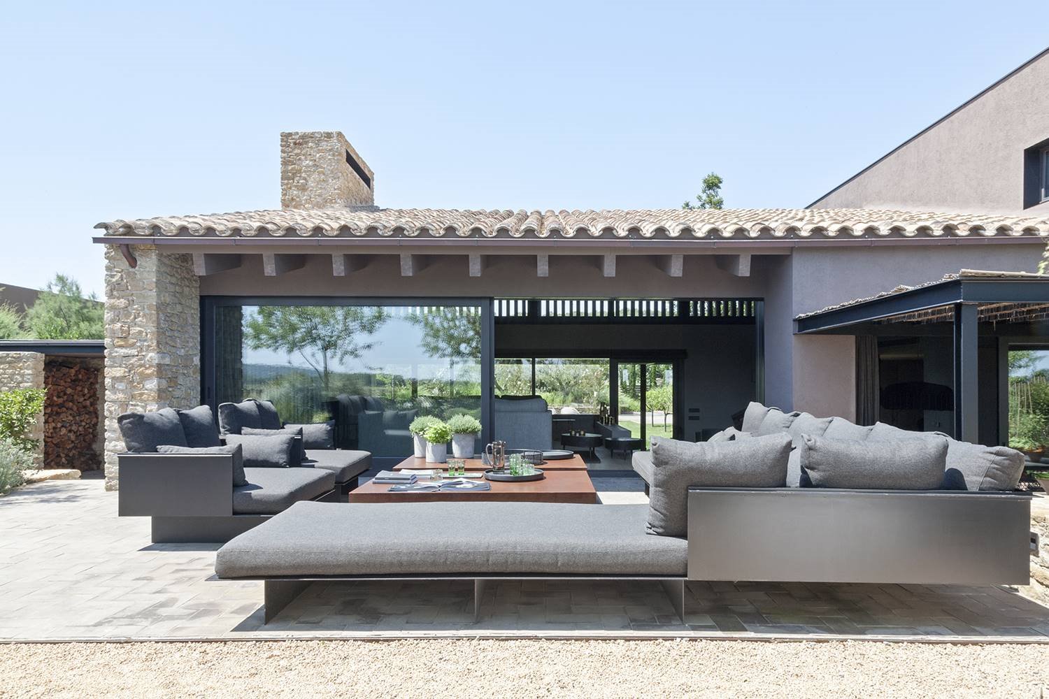 Casa moderna estilo ru´stico exterior con terraza