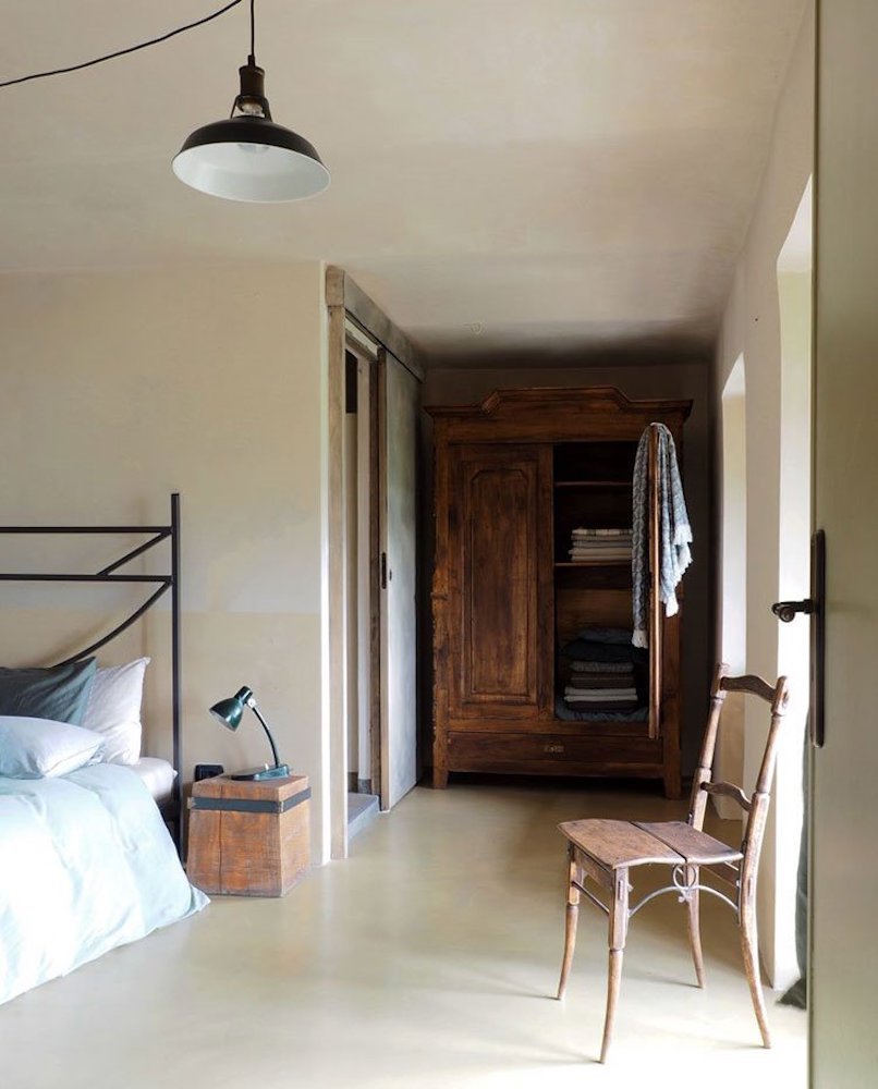 Casa moderna estilo ru´stico habitacio´n con armario de madera 