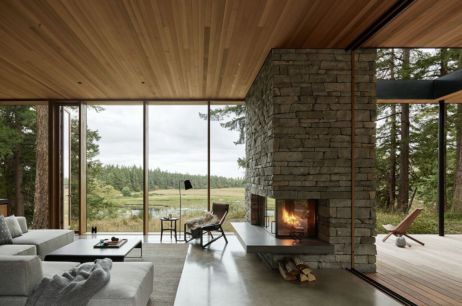 Casa moderna estilo ru´stico salo´n con chimenea piedra