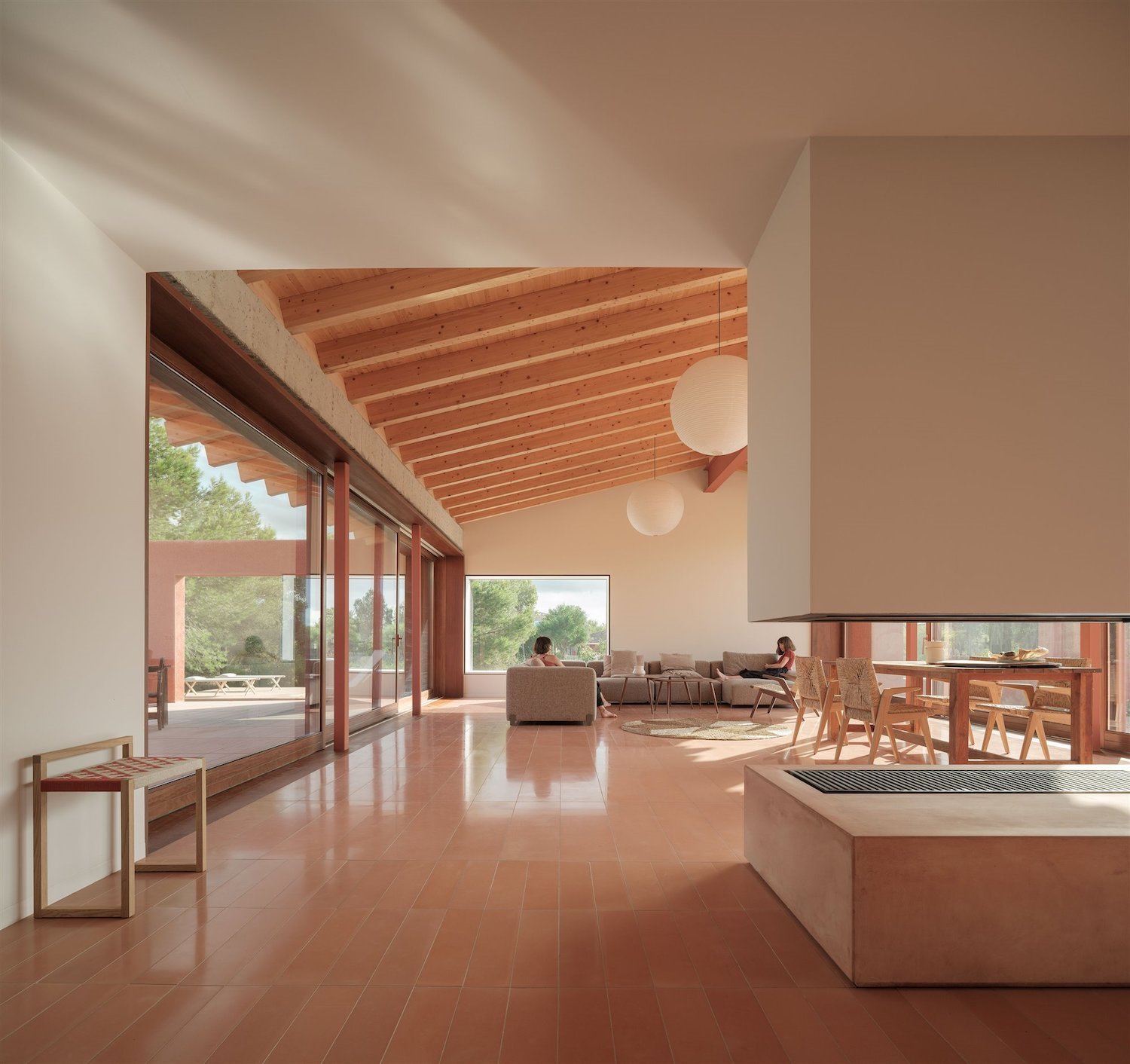 Casa moderna estilo ru´stico salo´n rosa con muebles madera