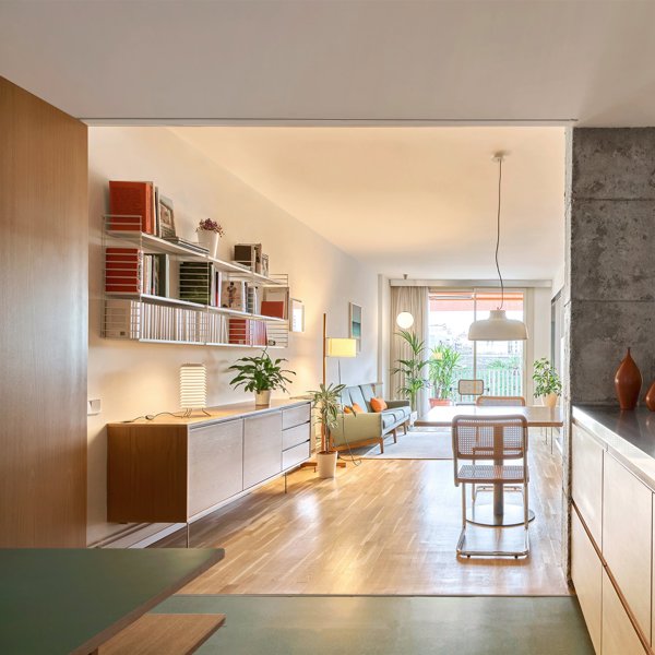 Cocina abierta y salón estudio Forma verde y madera