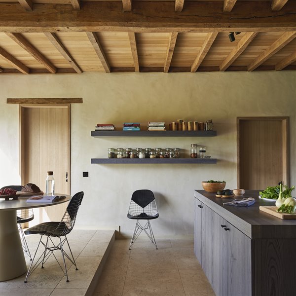 Cocina con vigas de madera de estilo rustico