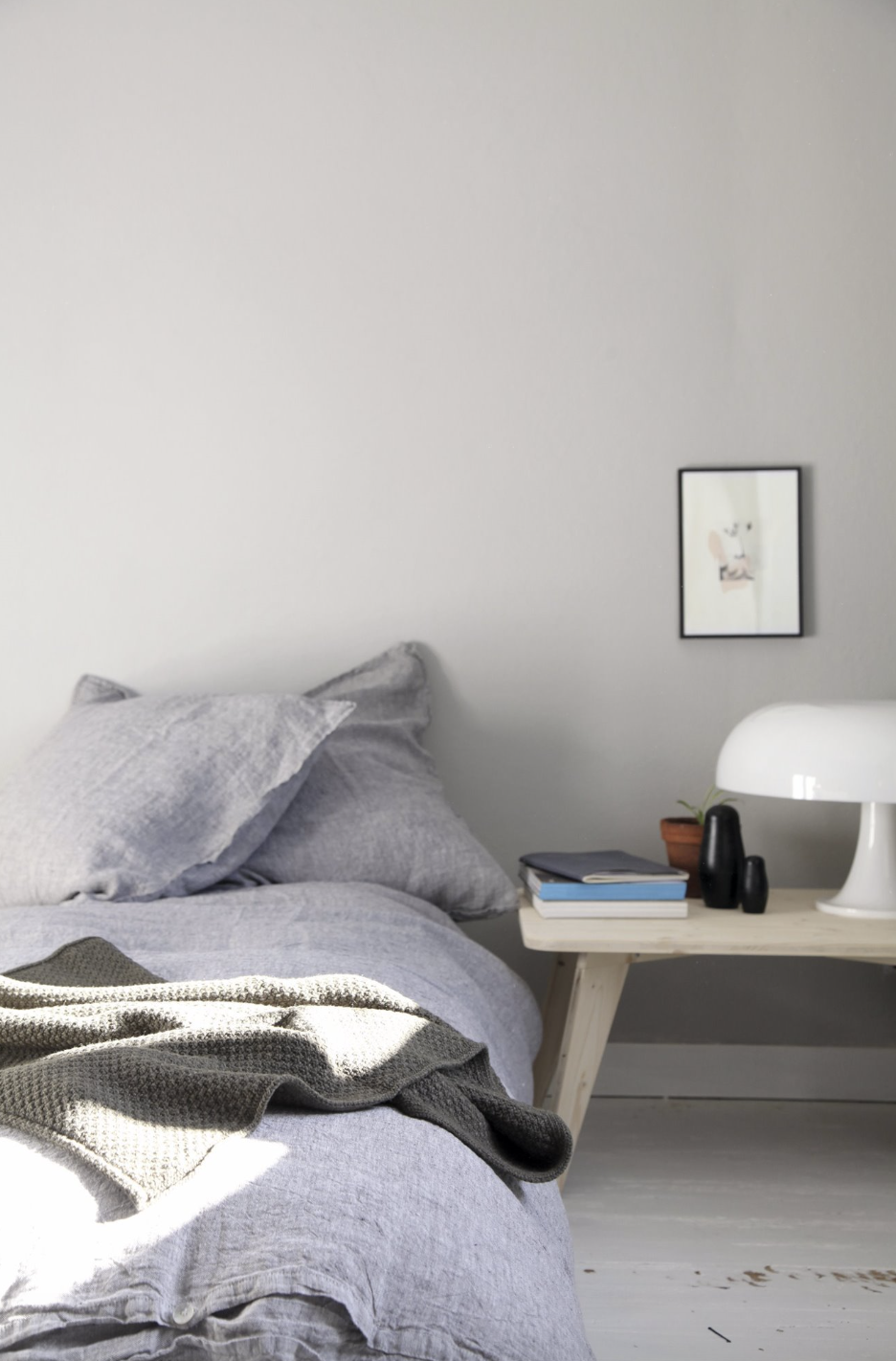 cama con textiles en color lavanda