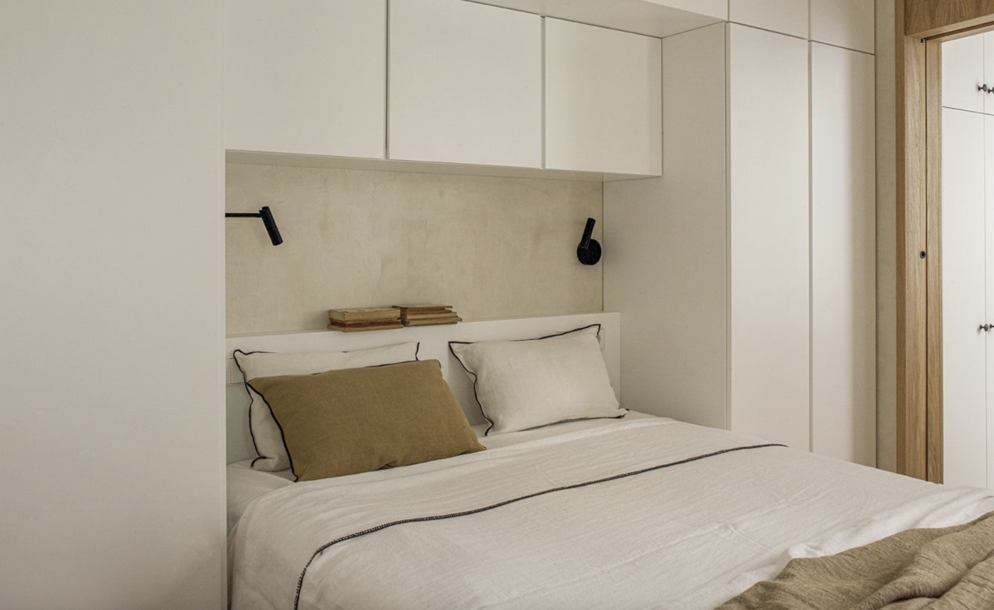 cama con mueble de almacenaje por encima