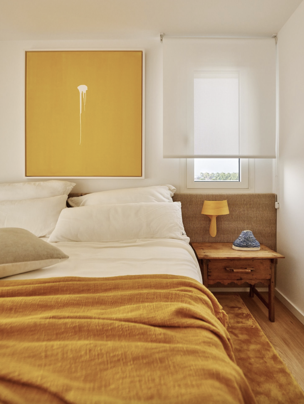 dormitorio en tonos mostaza