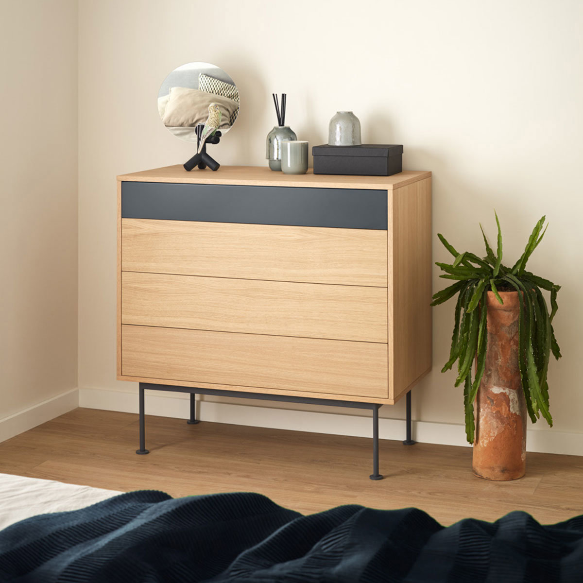 Cómoda en madera clara con acento gris
