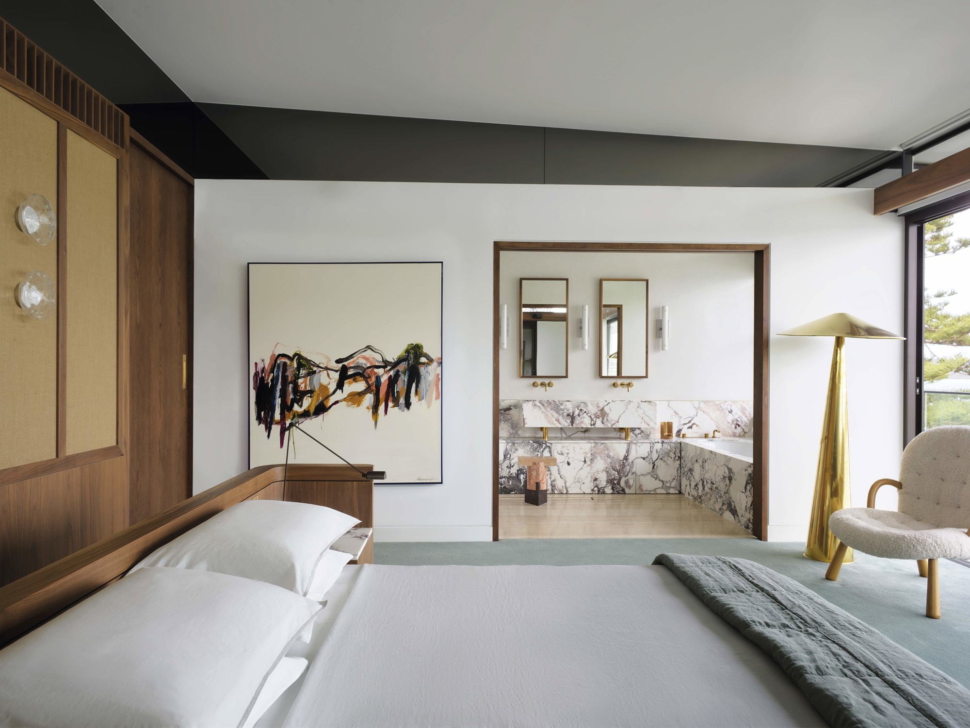 dormitorio moderno obras de arte comunicado con el baño