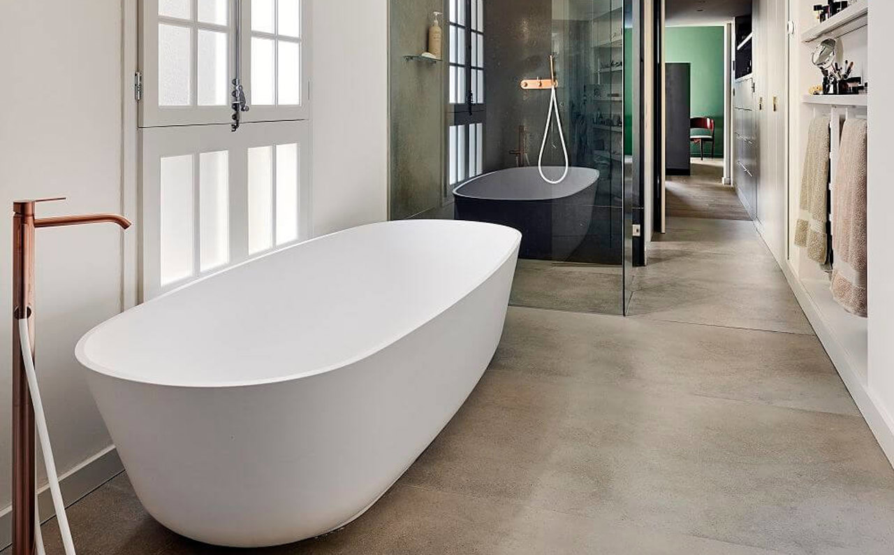 Cuarto de baño grande bañera exenta