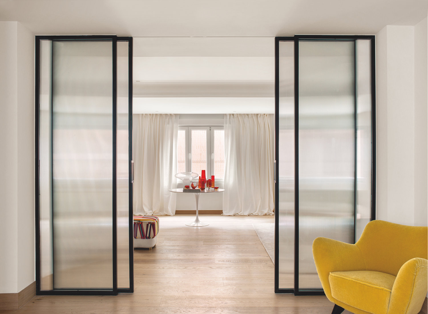 Dormitorio con puertas correderas de cristal.
