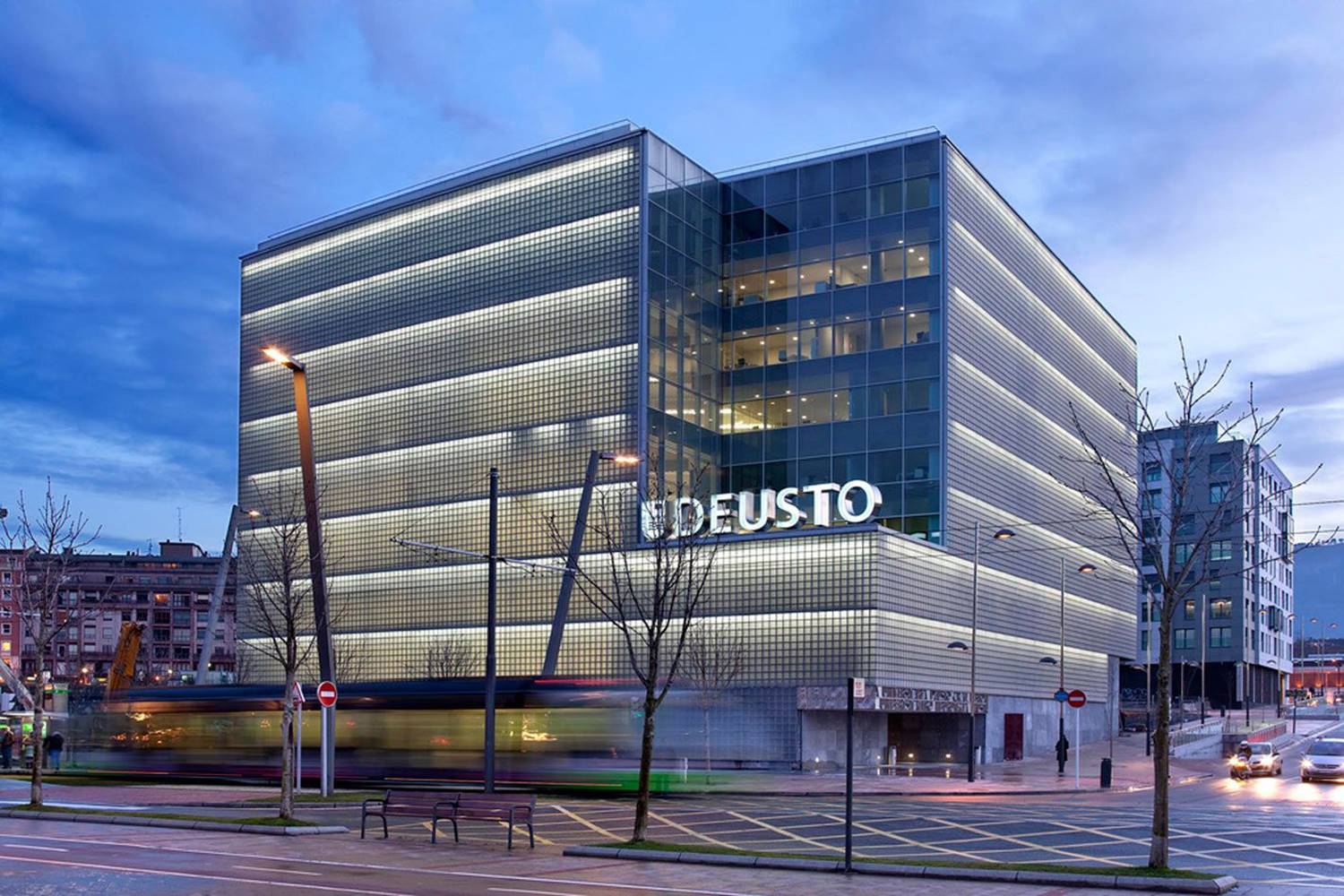 Edificio en vidrio y pavés de la nueva biblioteca de la Universidad de Deusto, de Rafael Moneo.