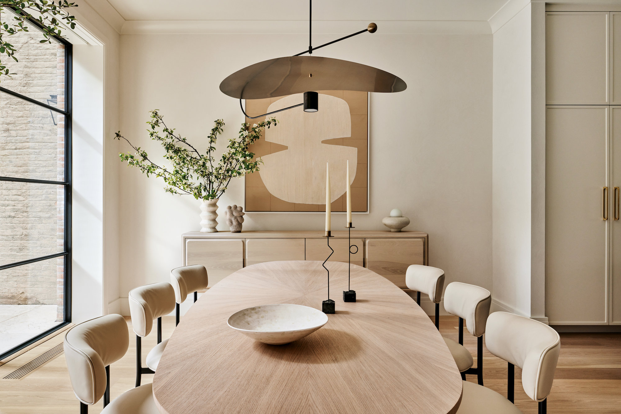 En Nueva York, el estudio Chango & Co ha diseñado esta casa en crema, materiales naturales y mucha luz natural. . 