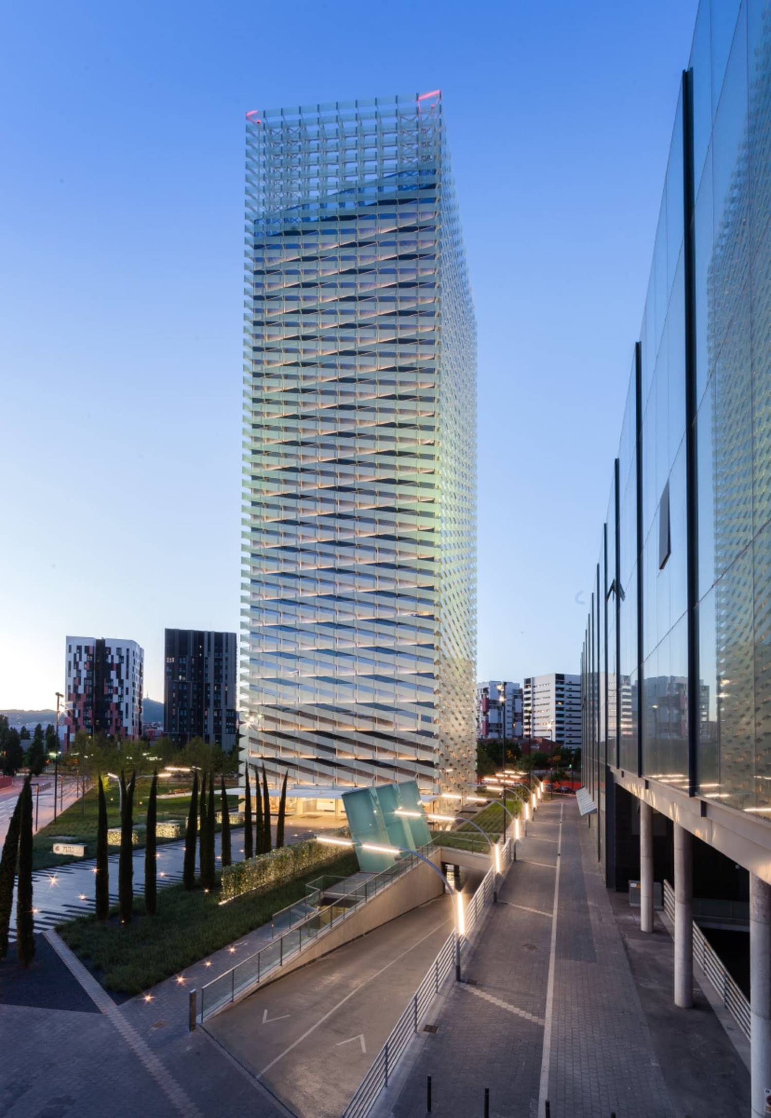 Exterior de la cristalina Torre Puig, en Hospitalet de Llobregat, de Rafael Moneo.
