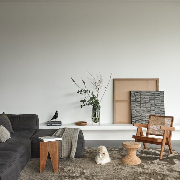 holanda. salon-con-butaca-de-madera-y-sofa-con-chaise-longue-gris-oscuro 08333a3d 825x1000