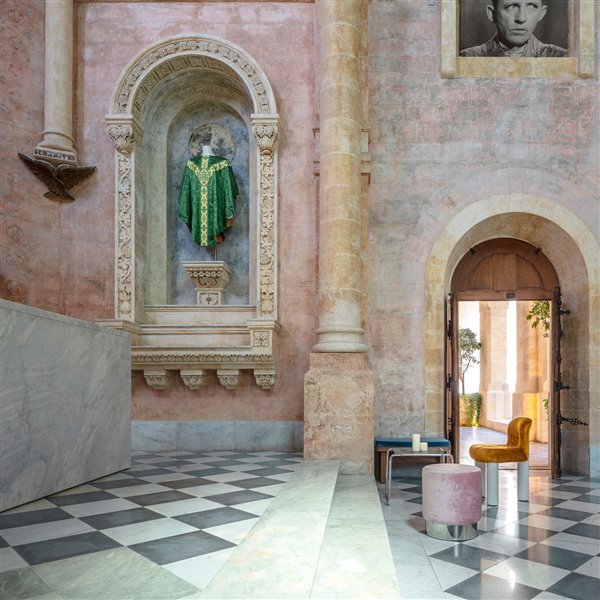 Un arquitecto transforma un convento histórico y convierte su antigua capilla en un chocante bar