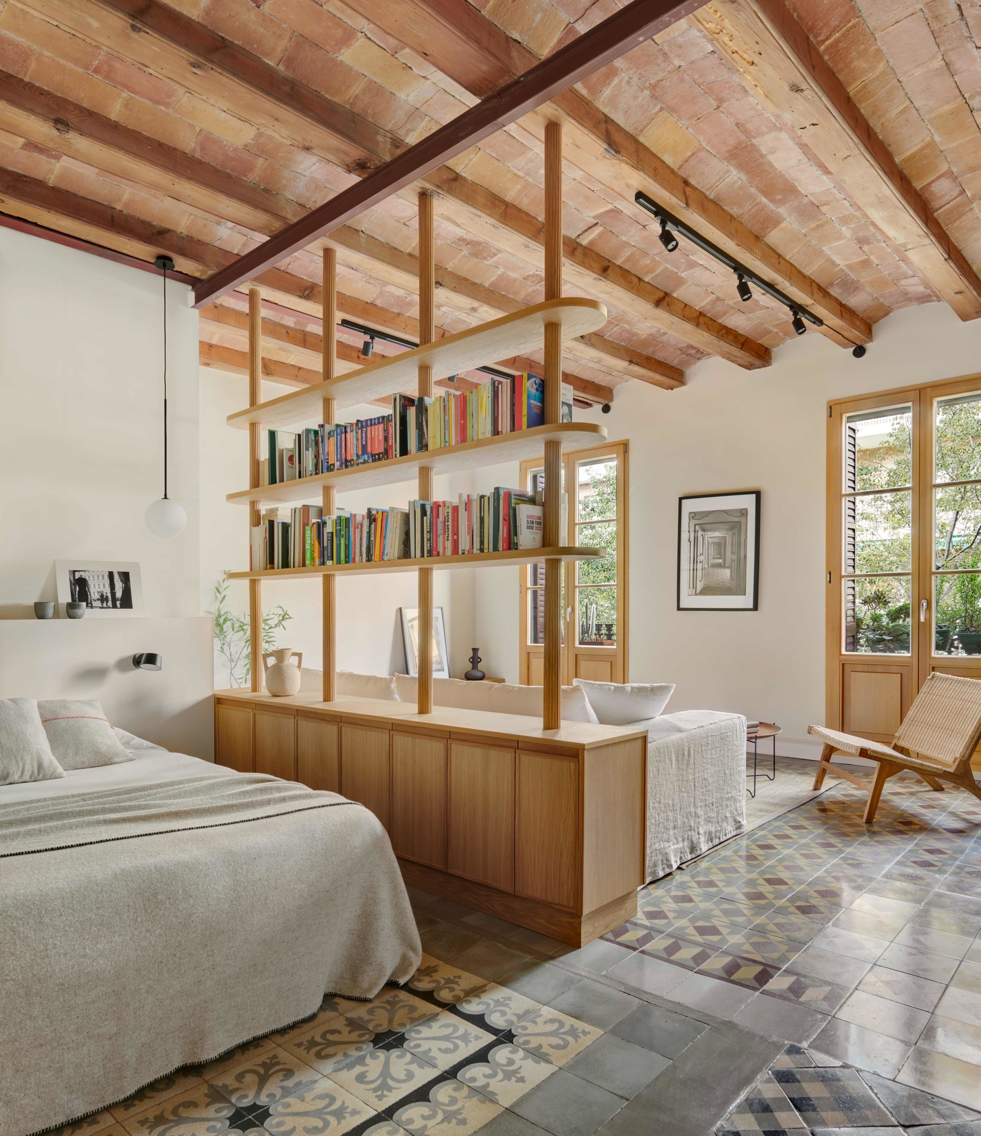 Dormitorio moderno salón madera suelo hidráulico