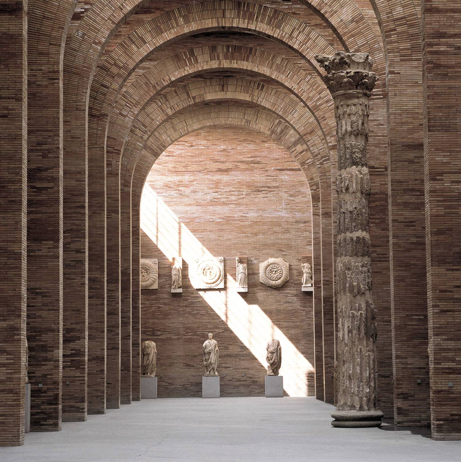 Gran galería del Museo Nacional de Arte Romano de Mérida.