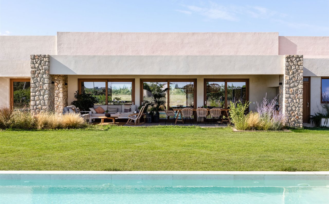 La casa se desarrolla en una sola planta y con apertura en ambas caras para potenciar la relación interior-exterior y facilitar la ventilación cruzada.