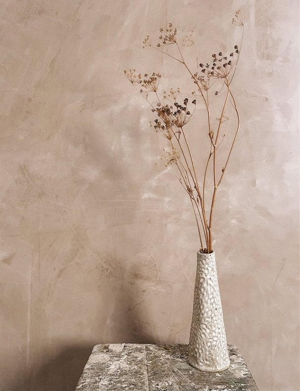 Estos son los 10 jarrones y macetas imperfectos que necesitas para decorar tu casa con estilo wabi sabi