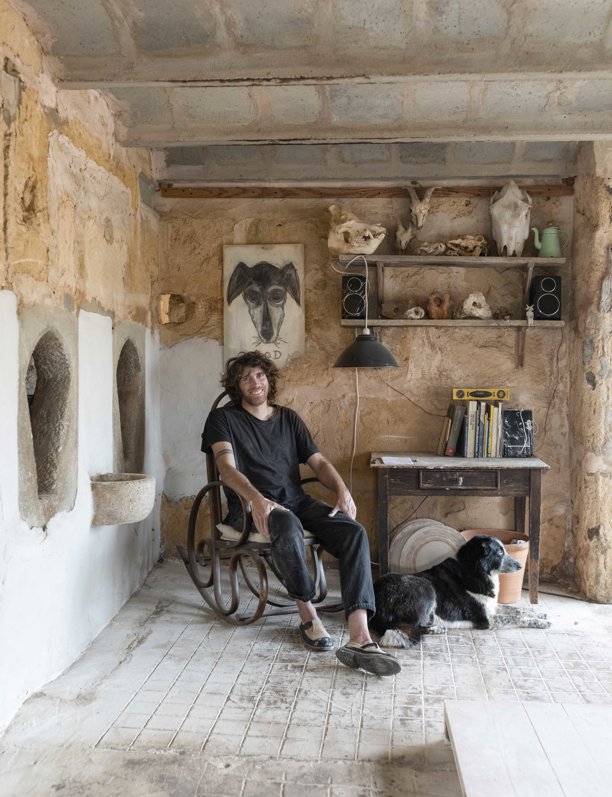 Entramos en la casa taller de este ceramista mallorquín en una antigua vaquería