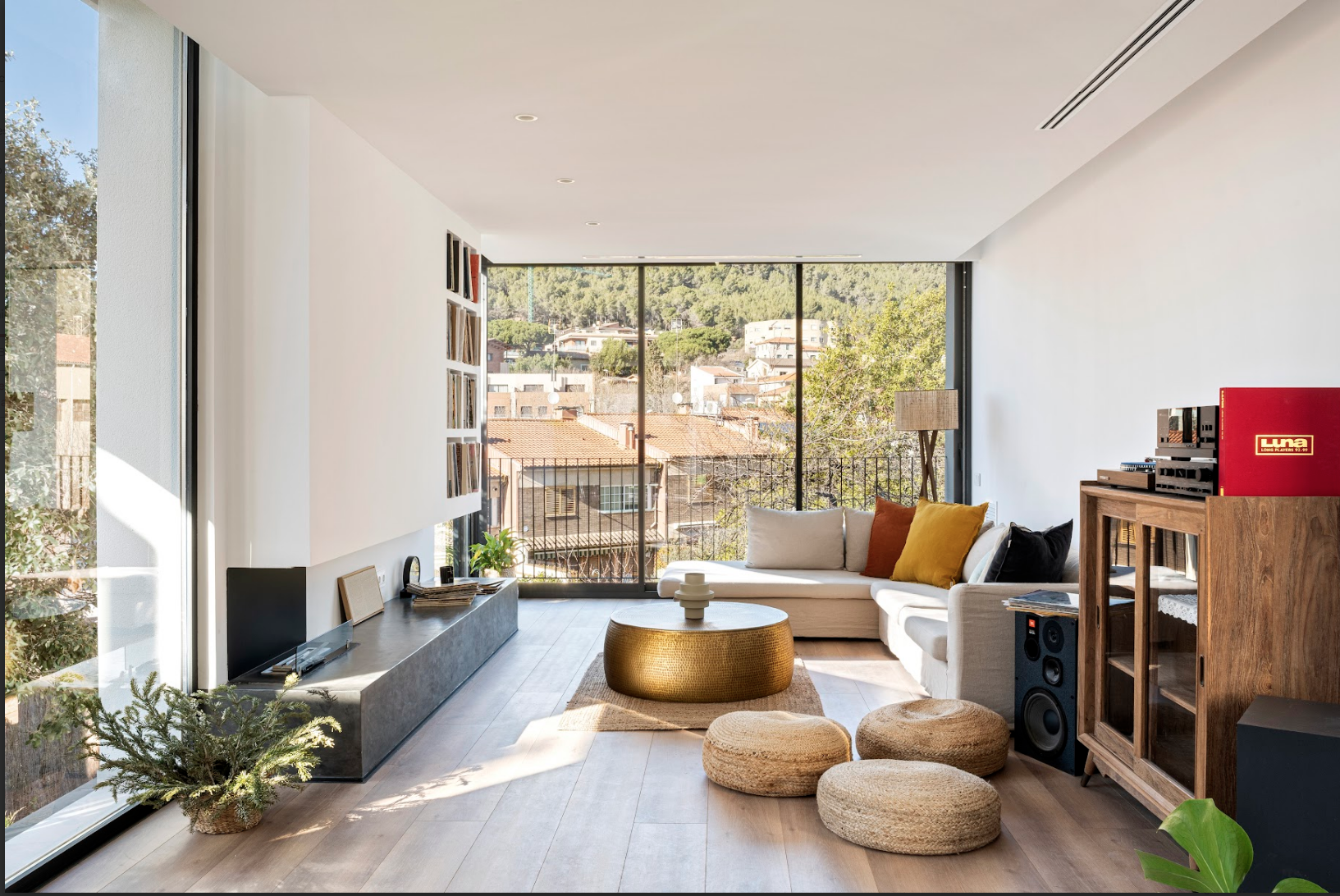 La naturaleza progatoniza el salón de la vivienda gracias al enorme ventanal