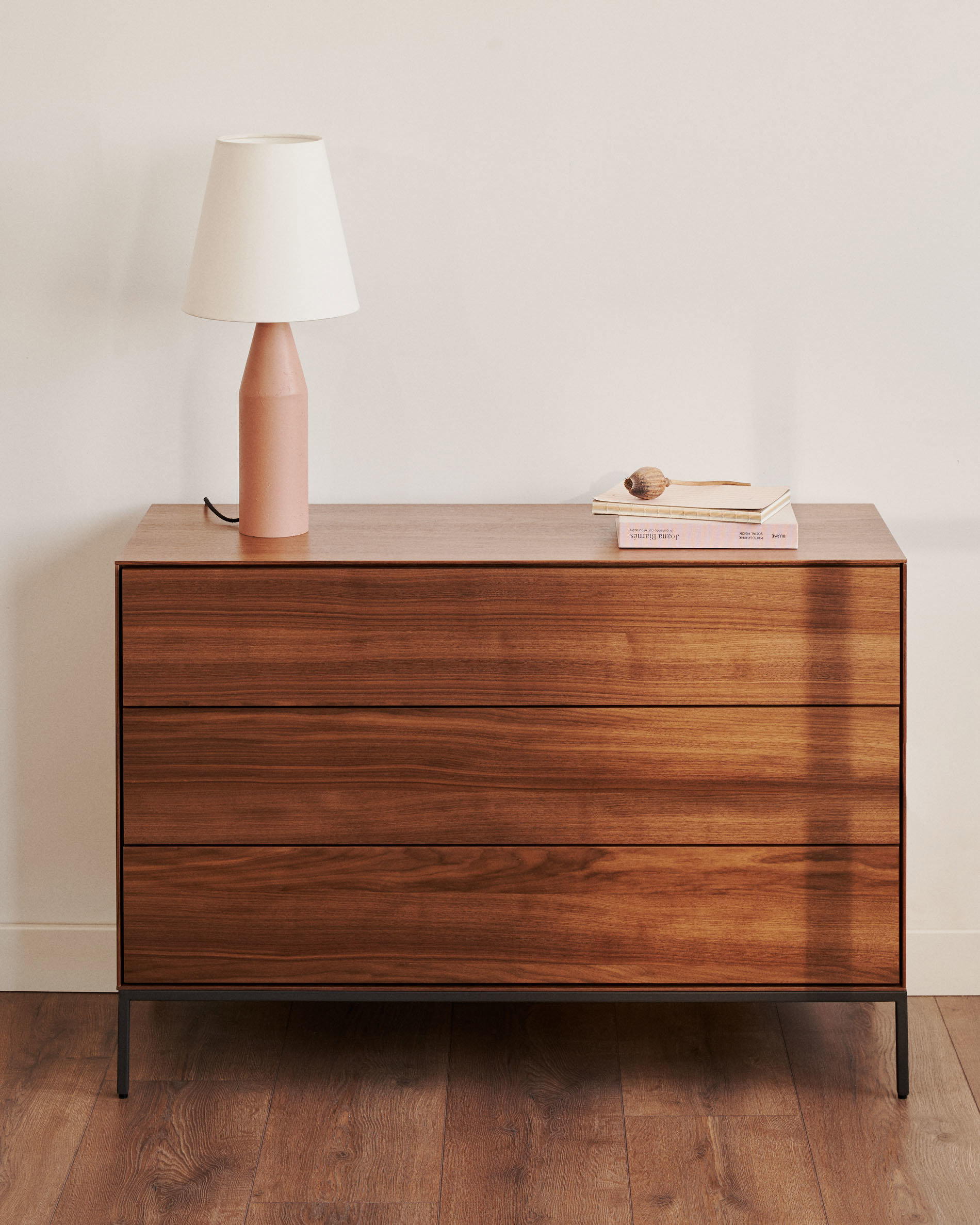 Cómoda de madera rojiza y 