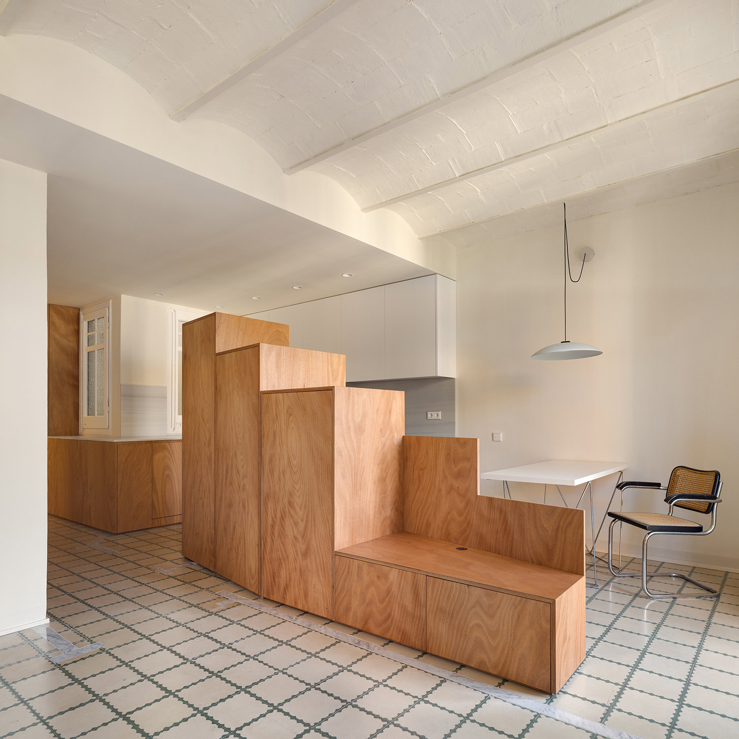 Ca la Francina Fundado en 2017 por Bernat Ardèvol, Jona Oliva y Genís Plassa, Hiha Studio forma parte de la nueva generación de arquitectos dedicados a la edificación y el diseño de mobiliario. Su renovación de un apartamento en la calle Sant Medir, en el barrio de Sants, busca aprovechar al máximo la luz solar y disfrutar, pese a los 55m2 disponibles, de un espacio abierto y amplio.