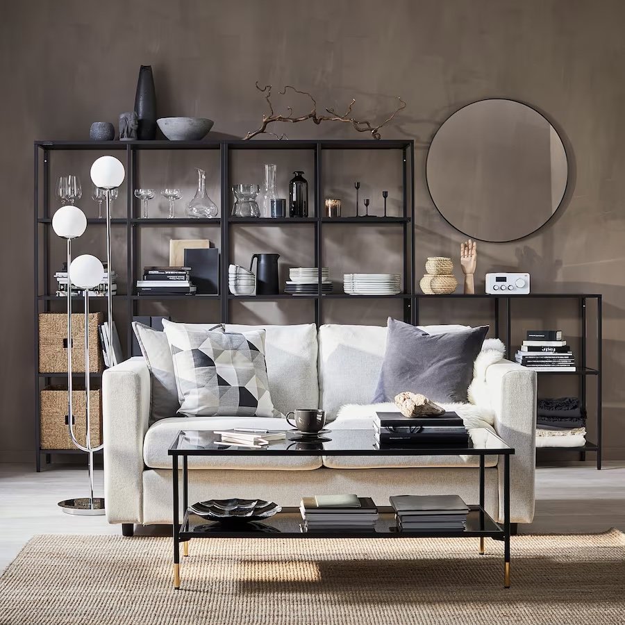 salón pequeño con sofá color crema de dos plazas