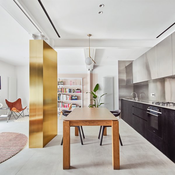 Piso moderno reformado en Barcelona con mucha luz comedor