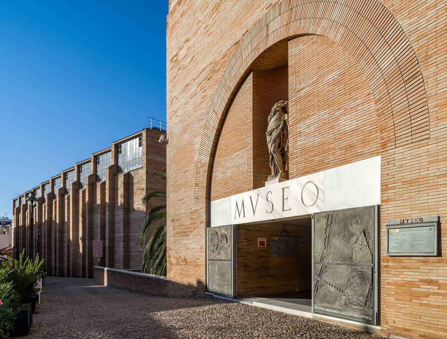 Acceso al Museo Nacional de Arte Romano de Mérida, de Rafael Moneo.