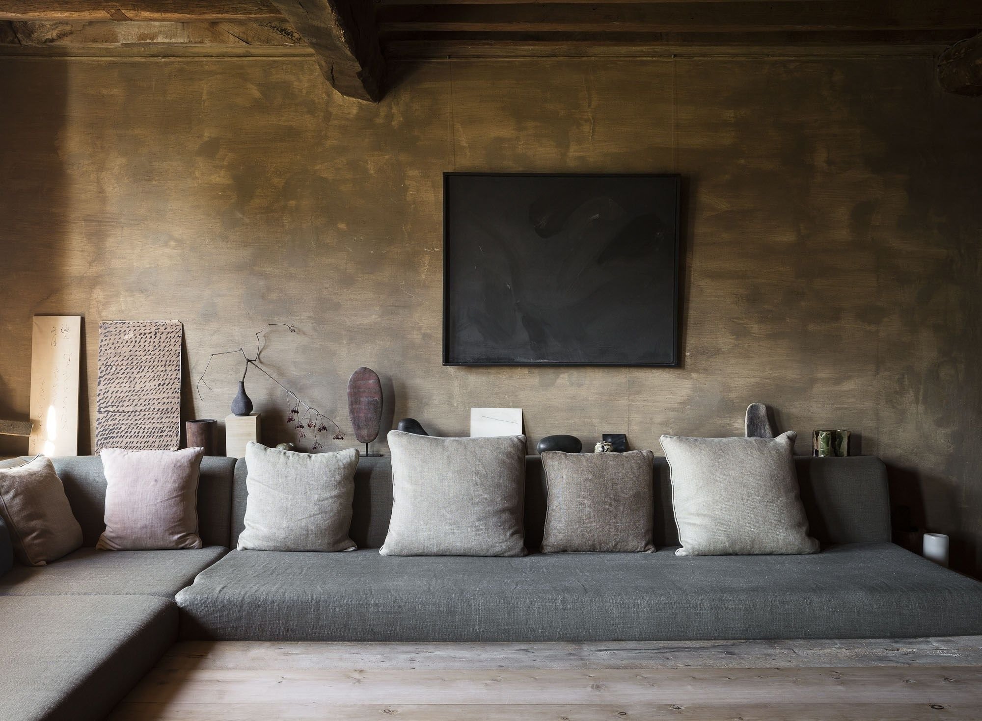 Salon decorado en estilo wabi sabi de Axel Vervoordt