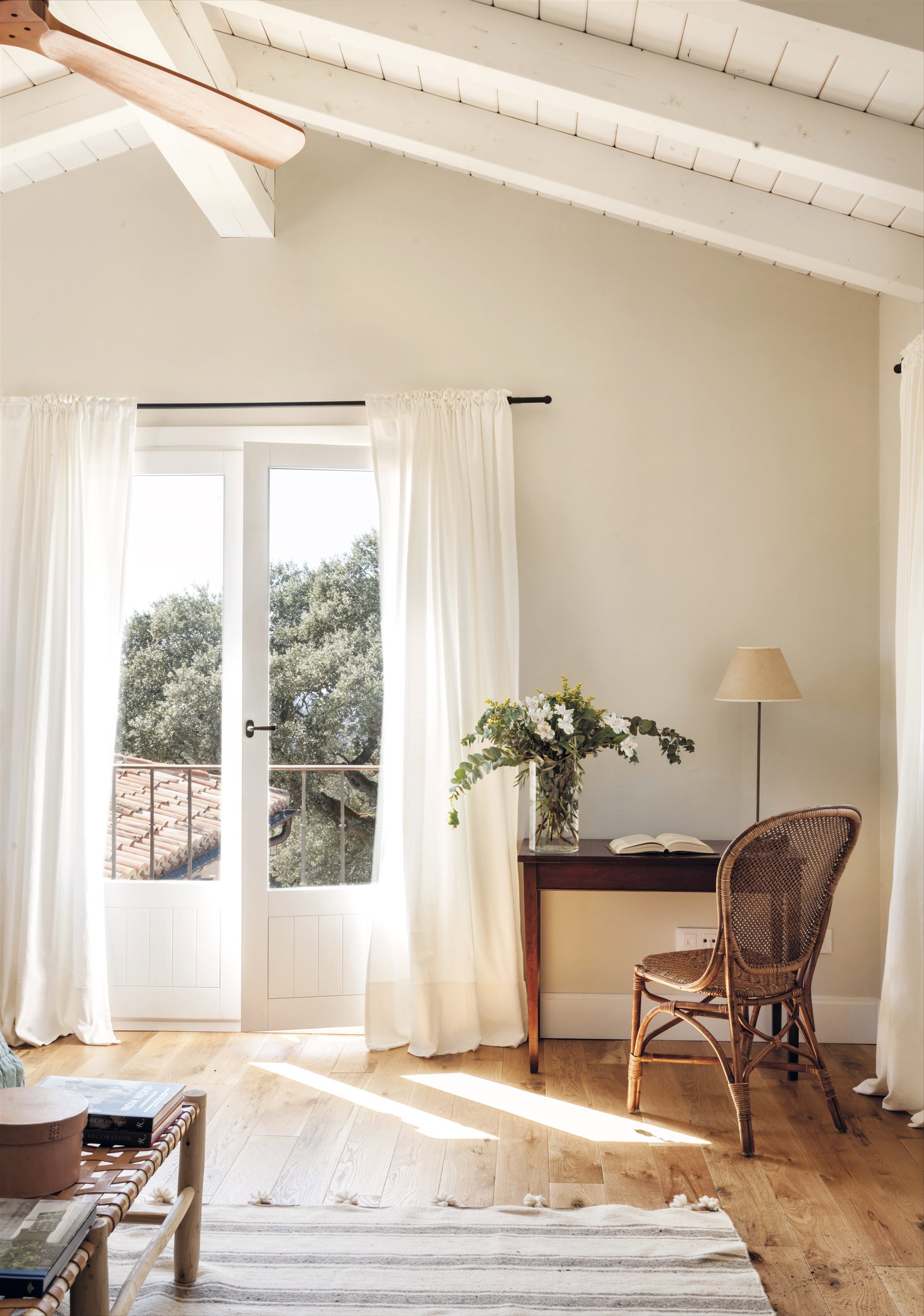 salón estilo rústico romántico blanco y madera con escritorio, flores y cortinas largas
