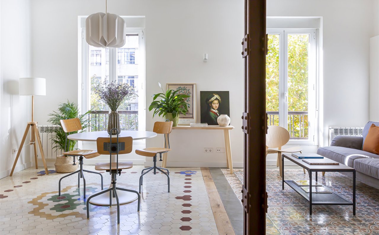 Salón y cocina con suelos hidráulicos