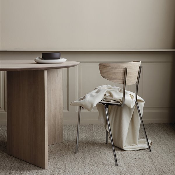 Silla Herman y mesa Mingle, de Fermliving.