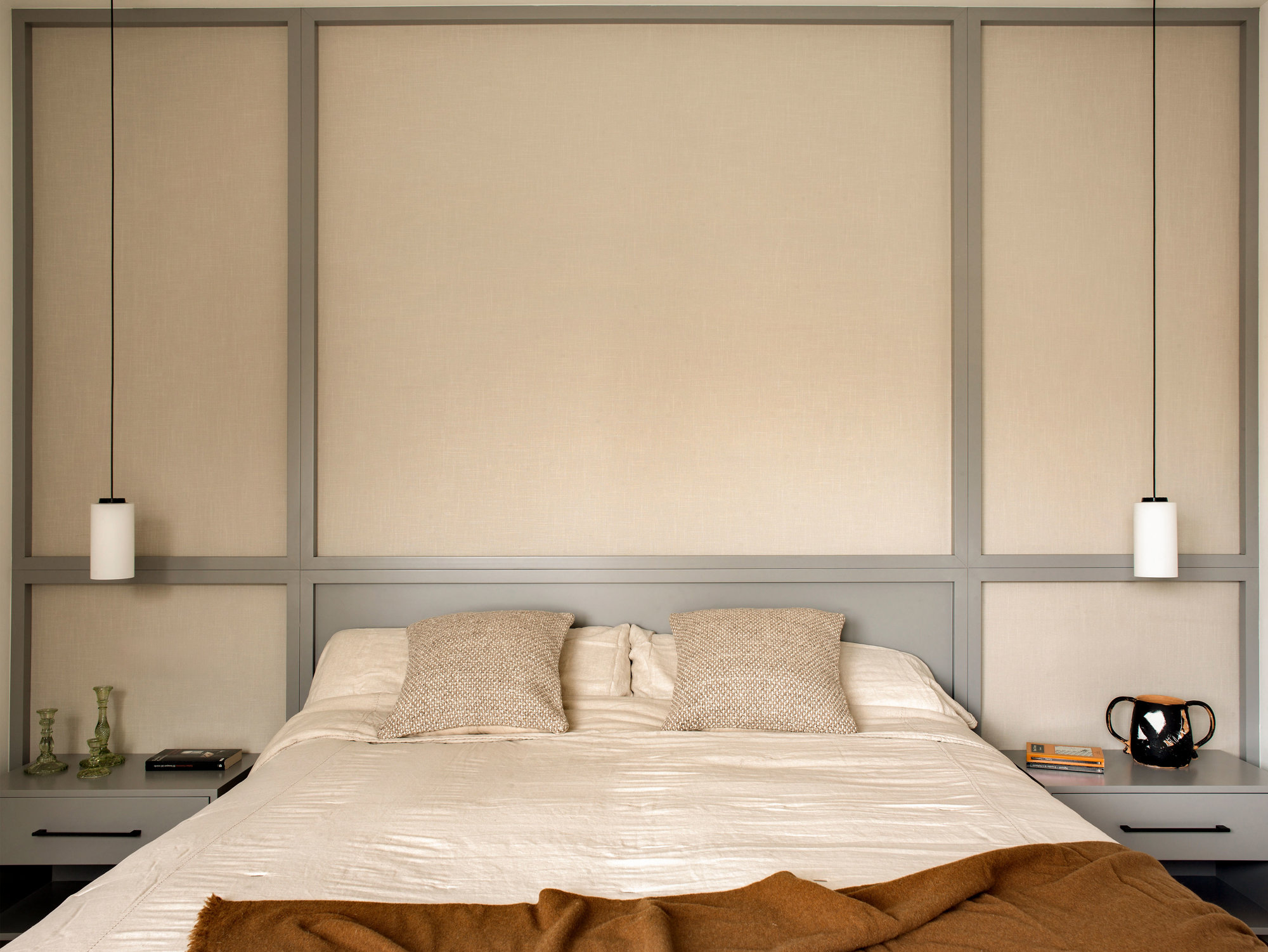 Dormitorio moderno casa Ayala gris lámparas colgantes