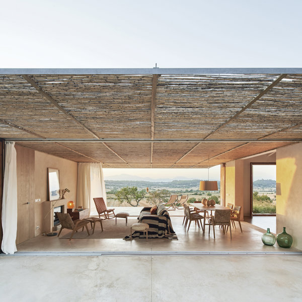 Vistas del salon abierto de Casa en Mallorca del estudio de arquitectura OHLAB