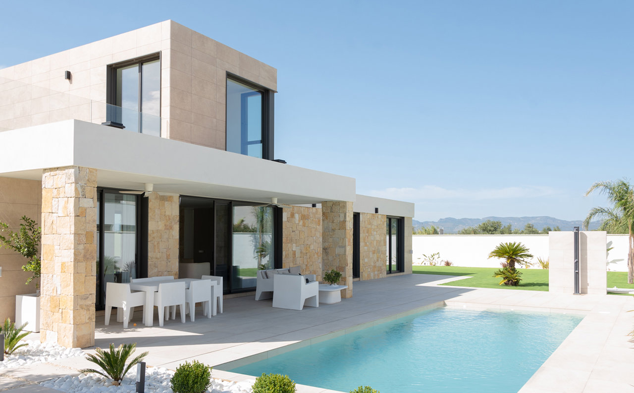Vivienda modular de hormigón y acero en La Pobla de Vallbona (Valencia), modelo Formentor, de InHAUS.